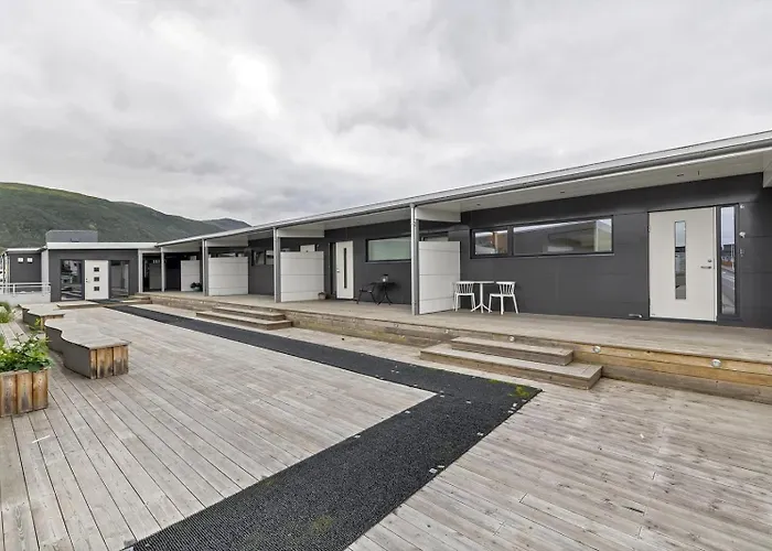 Either A Large Or A Small Apartamento